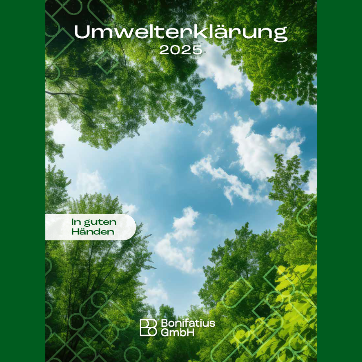 Zu sehen ist das Cover der Umwelterklärung 2025 der Bonifatius Gmbh. Das Cover zeigt Baumwipel vor einem blauen Himmel mit ein paar weißen Wolken.