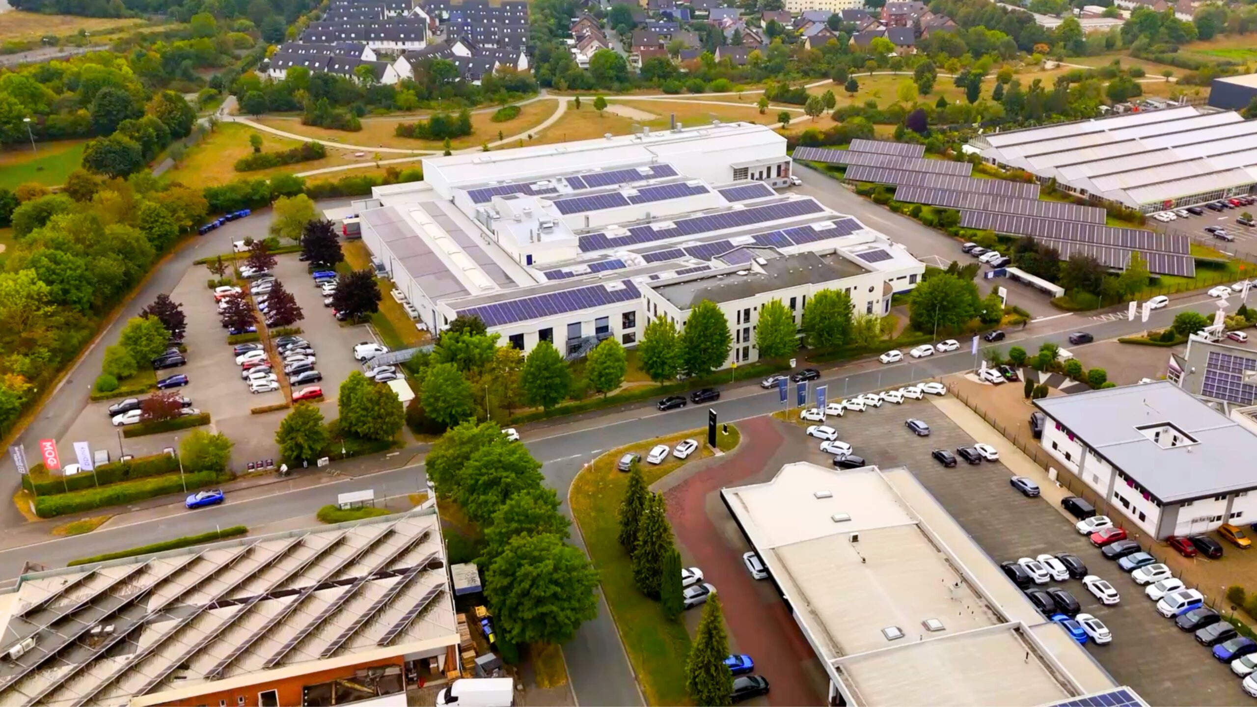 Firmengelände aus der Vogelperspektive gesehen, Drohnenaufnahme